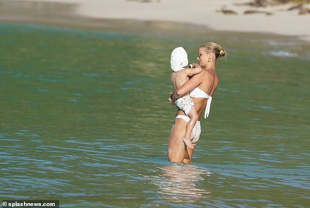 Vogue Williams gợi cảm nổi bật với bikini quây ở 'thiên đường thế giới' - ảnh 9