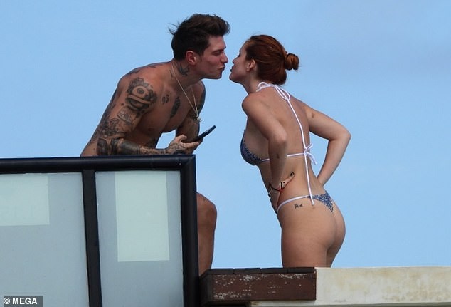 Bella Thorne mặc bikini nảy nở 'bốc lửa' khi đi biển với bạn trai - ảnh 2