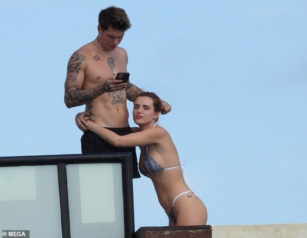 Bella Thorne mặc bikini nảy nở 'bốc lửa' khi đi biển với bạn trai - ảnh 3