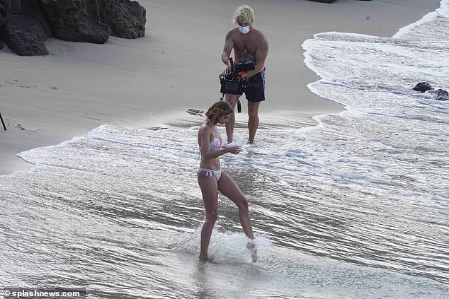 'Thiên thần nội y' Taylor Hill đẹp như mộng trên biển không thể rời mắt - ảnh 9