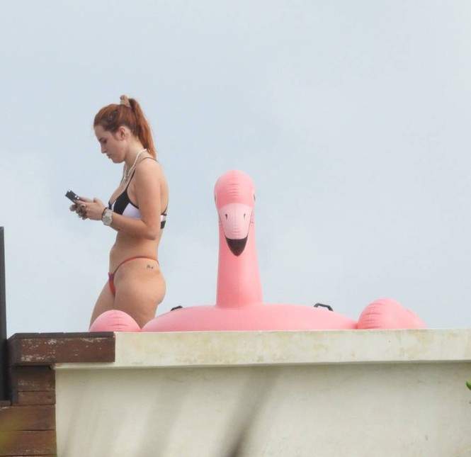 Bella Thorne mặc bikini nảy nở 'bốc lửa' khi đi biển với bạn trai - ảnh 8