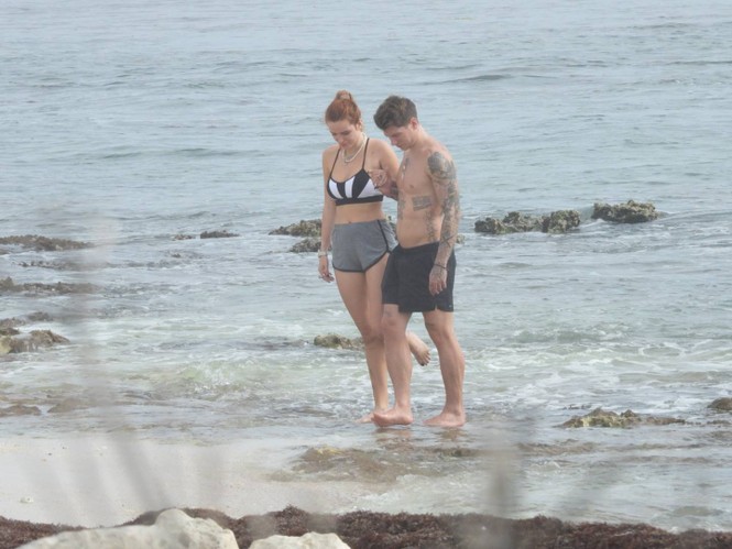 Bella Thorne mặc bikini nảy nở 'bốc lửa' khi đi biển với bạn trai - ảnh 9