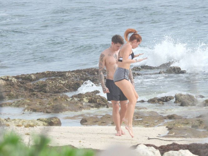 Bella Thorne mặc bikini nảy nở 'bốc lửa' khi đi biển với bạn trai - ảnh 10