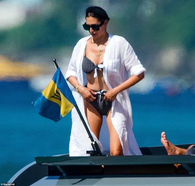 Bà xã của Simon Cowel mặc bikini phô dáng đẹp ngỡ ngàng ở tuổi U50 - ảnh 3