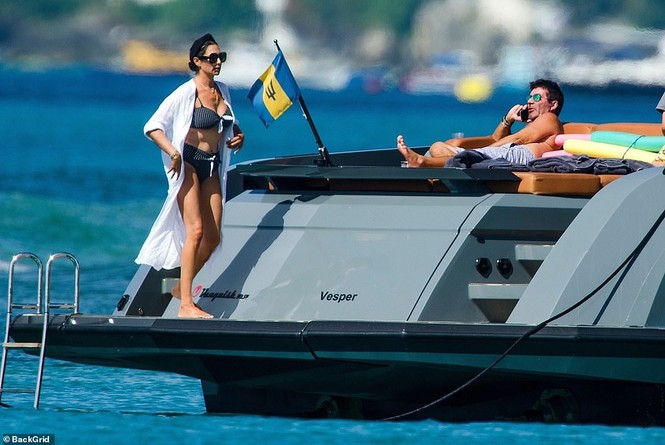 Bà xã của Simon Cowel mặc bikini phô dáng đẹp ngỡ ngàng ở tuổi U50 - ảnh 4