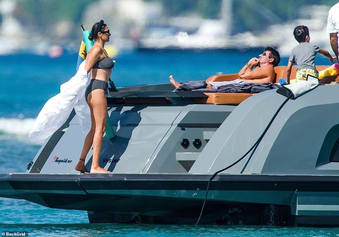 Bà xã của Simon Cowel mặc bikini phô dáng đẹp ngỡ ngàng ở tuổi U50 - ảnh 6