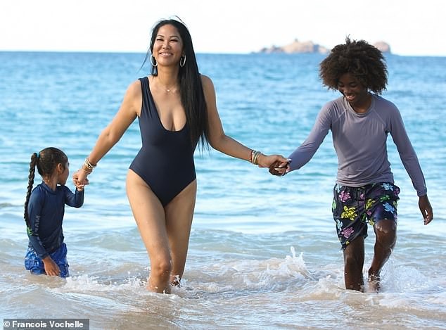 Kimora Lee diện áo tắm xẻ ngực sâu nóng bỏng - ảnh 3