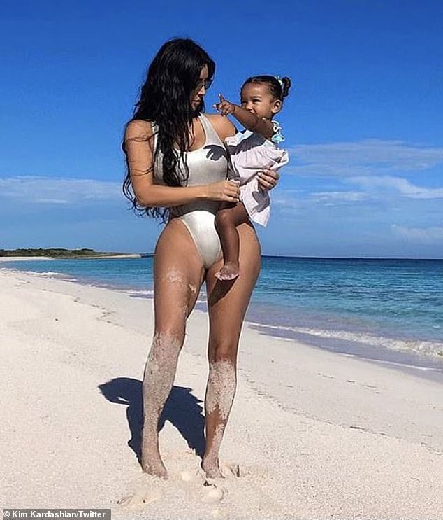 'Kim siêu vòng 3' tung ảnh áo tắm khoét hông cao táo bạo 'nảy lửa' - ảnh 2