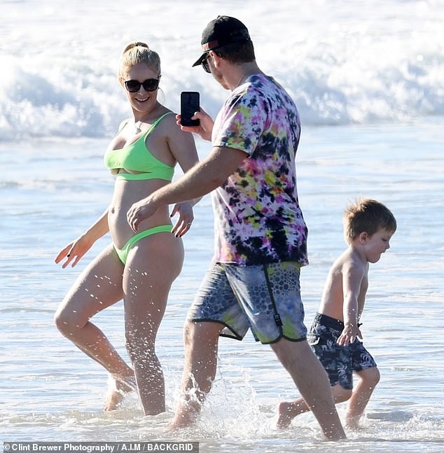 Heidi Montag mặc bikini phô dáng nảy nở, lộ chân ngực - ảnh 1