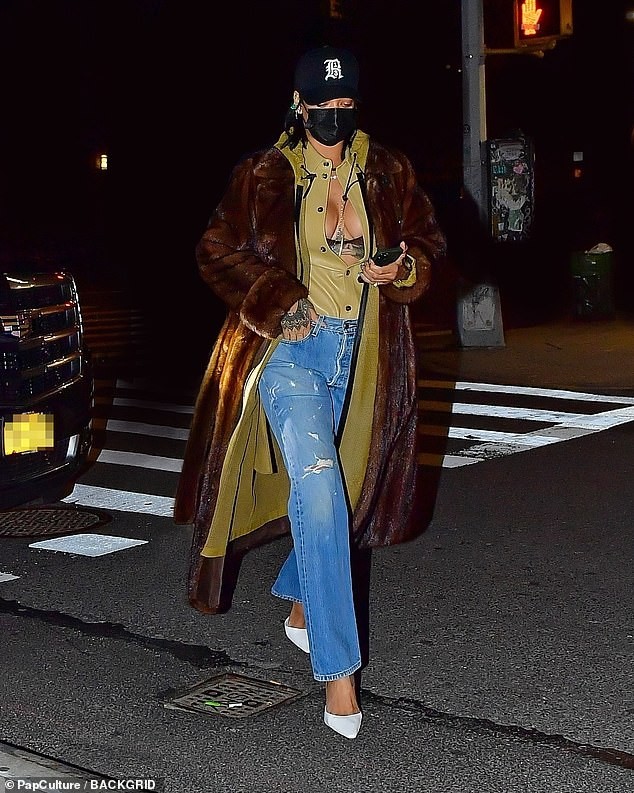Rihanna diện mốt lộ nội y, khoe ngực táo bạo - ảnh 1