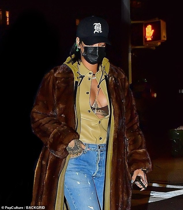 Rihanna diện mốt lộ nội y, khoe ngực táo bạo - ảnh 2