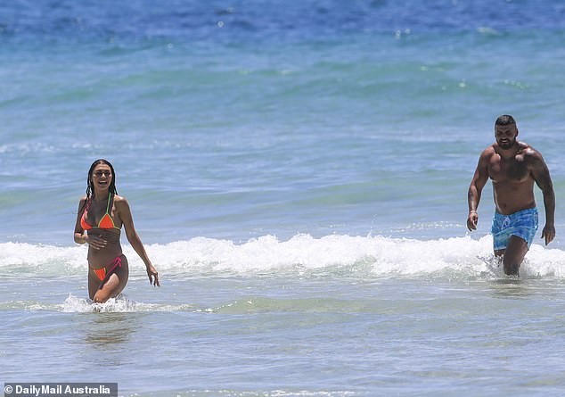 Kiki Morris nóng bỏng với bikini, vui đùa tình tứ bạn trai ở biển - ảnh 3
