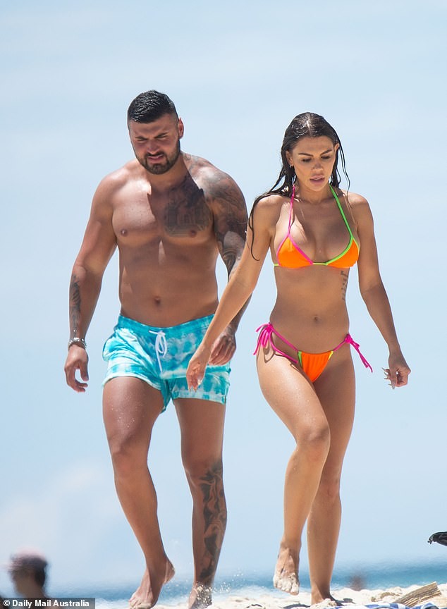 Kiki Morris nóng bỏng với bikini, vui đùa tình tứ bạn trai ở biển - ảnh 5