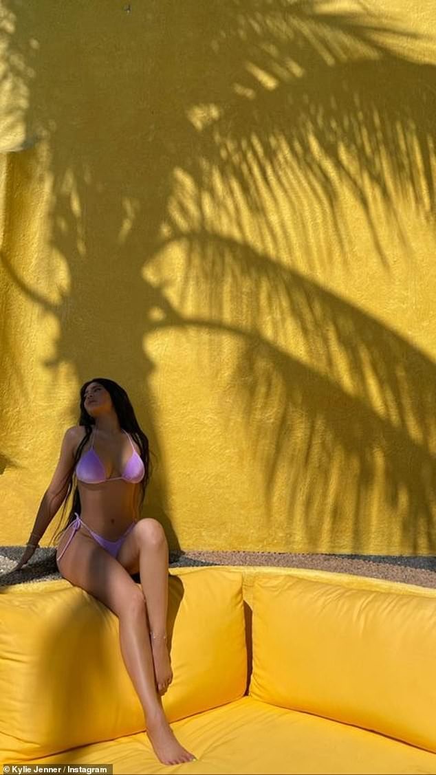 Nữ tỷ phú Kylie Jenner liên tục tung ảnh nóng 'bỏng mắt' ở resort 150 triệu đồng/đêm - ảnh 1
