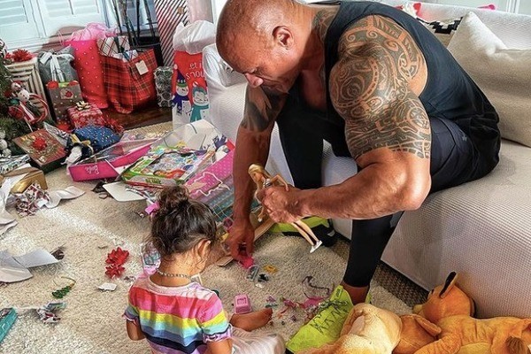 The Rock nhẹ nhàng chải tóc cho con gái gây 'bão' mạng xã hội - ảnh 3