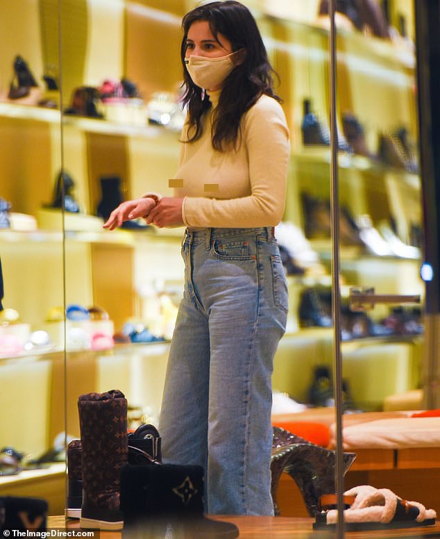 Selena Gomez mặc phong cách không nội y ra phố - ảnh 2
