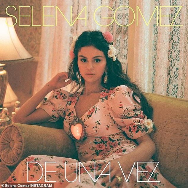 Selena Gomez mặc phong cách không nội y ra phố - ảnh 4