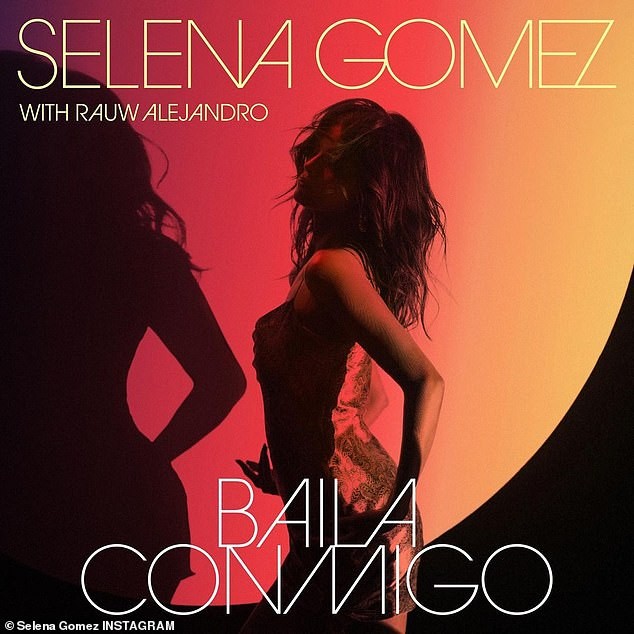 Selena Gomez mặc phong cách không nội y ra phố - ảnh 5