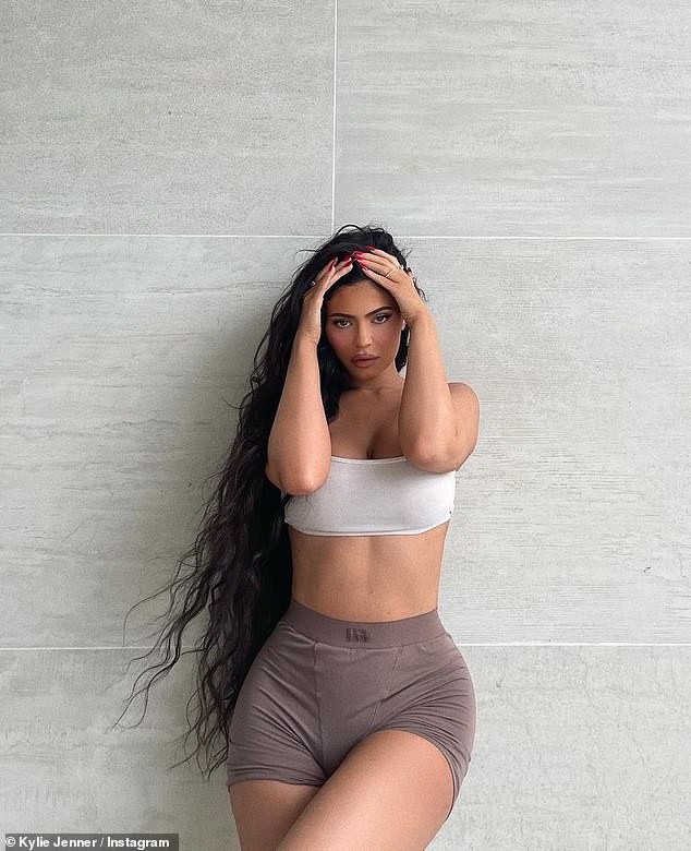 Nữ tỷ phú Kylie Jenner lại gây 'bão' khi khoe body đồng hồ cát, đẹp như tạc tượng - ảnh 1