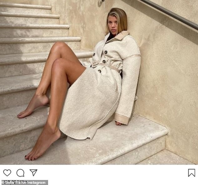 Sofia Richie khoe dáng gợi cảm bên bể bơi trong biệt thự 11 triệu USD  - ảnh 7
