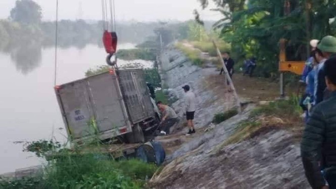 Hy hữu: Đang chèo bè trên sông, một ngư dân bị ô tô đâm tử vong - ảnh 1