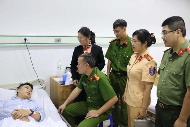 Một chiến sĩ công an Hải Phòng bị thương khi giải cứu nam thanh niên định nhảy cầu - ảnh 1