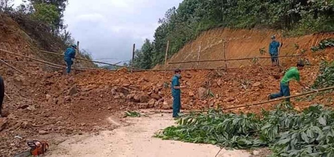 Quảng Ninh đổ đất, cẩu bê tông chặn đường như “thời chiến” - ảnh 1