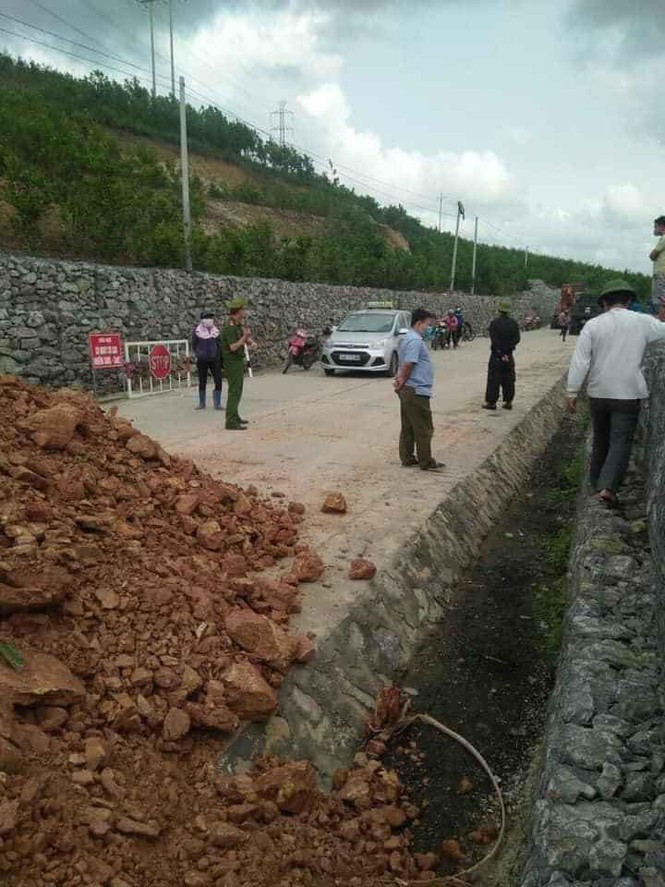 Quảng Ninh đổ đất, cẩu bê tông chặn đường như “thời chiến” - ảnh 5