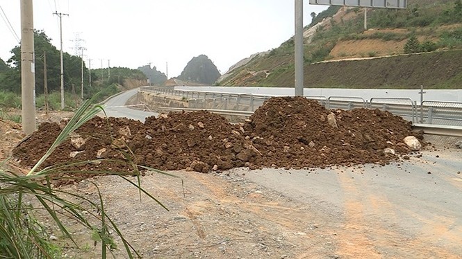 Quảng Ninh đổ đất, cẩu bê tông chặn đường như “thời chiến” - ảnh 8