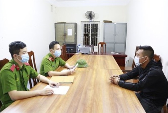 Nhắc nhở 2 thanh niên không đeo khẩu trang, 2 cán bộ bị đánh bầm tím người - ảnh 1