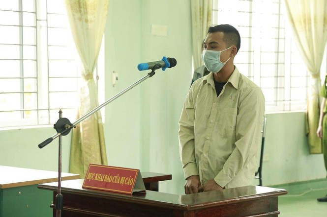 Đối tượng đánh bầm dập 2 cán bộ vì bị nhắc đeo khẩu trang nhận 9 tháng tù - ảnh 1