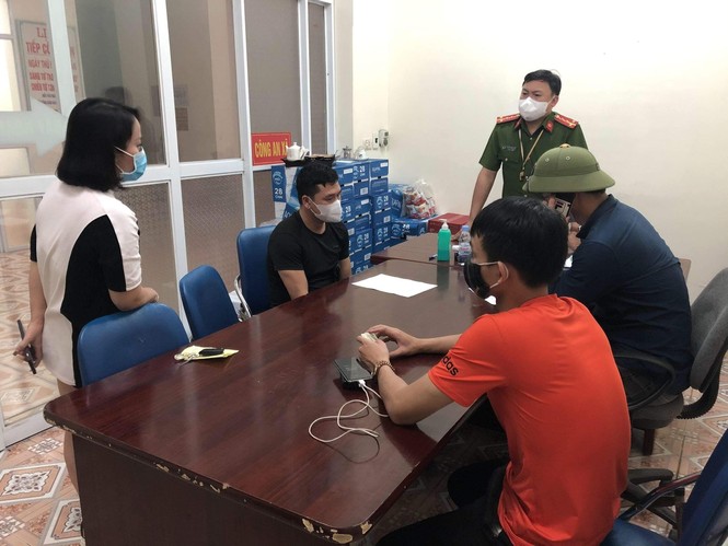 Giao vợ lái ô tô, chồng con đi bộ trốn chốt kiểm dịch - ảnh 1