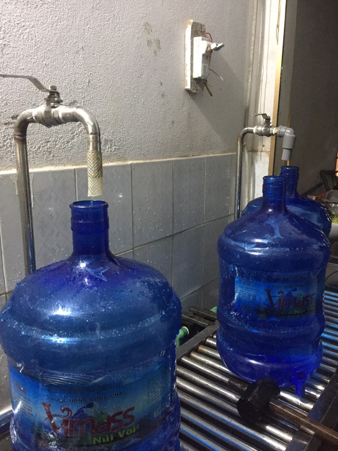 Hải Phòng thu hồi toàn bộ nước đóng chai được sản xuất từ nguồn mương nước thải - ảnh 3