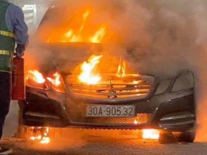 Xế hộp tiền tỷ Mercedes cháy trơ khung trên cầu Bạch Đằng - ảnh 1
