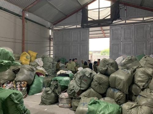 Phát hiện kho quần áo cũ có dấu hiệu nhập lậu lớn nhất từ trước đến nay - ảnh 2