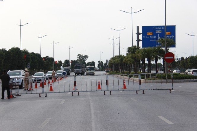 Lập chốt kiểm soát không cho người từ vùng dịch vào TP Hạ Long - ảnh 8