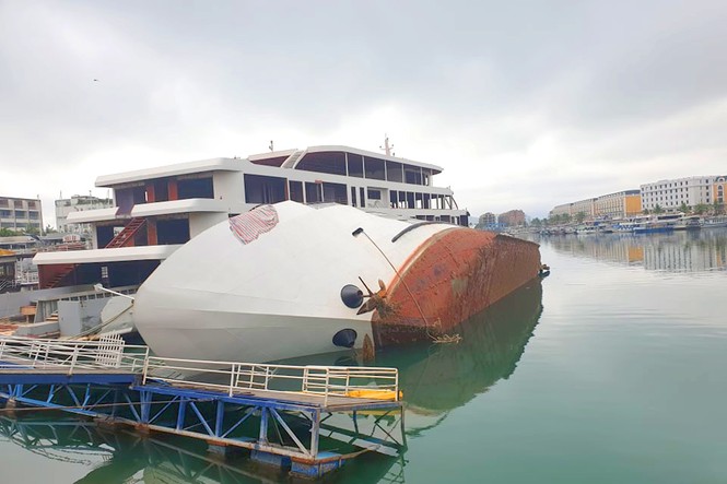 Du thuyền tiền tỷ lật