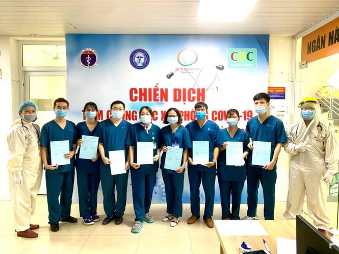 Quảng Ninh tiêm những mũi vắc xin đầu tiên ngừa COVID-19 - ảnh 1