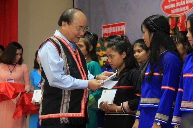 Thủ tướng tặng quà cho các em học sinh
