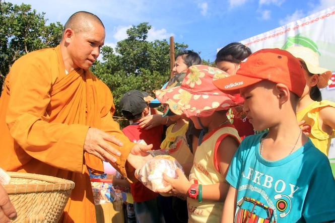 Sư Thích Giác Liêm tặng bánh kẹo cho trẻ em làng Bía Ngó
