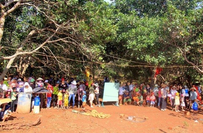 Người dân vùng biên mang con em đến nhận quà Tết trung thu