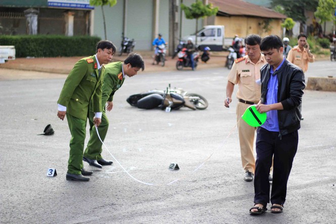 Xe khách tông 2 xe máy, 4 người thương vong - ảnh 2