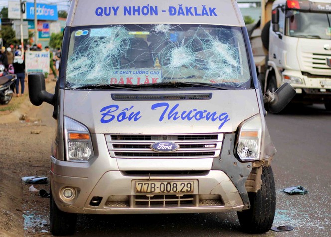 Xe khách tông 2 xe máy, 4 người thương vong - ảnh 1