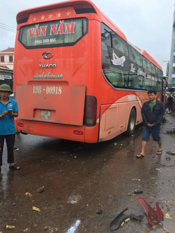 Xe khách tông hàng loạt xe máy, ít nhất 3 người tử vong - ảnh 1
