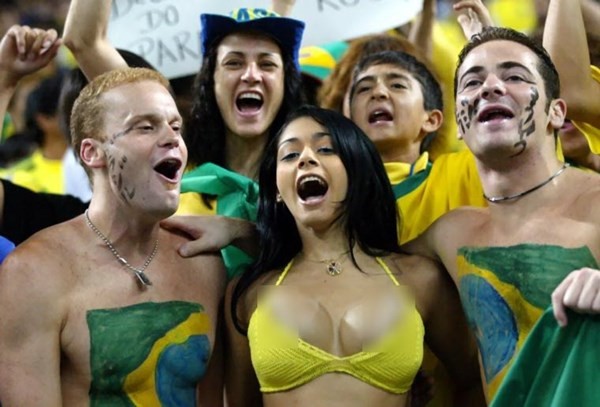 Fan nữ nhảy nhót lộ vòng 1, Marcelo đá phản lưới nhà? - ảnh 2