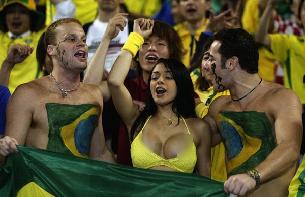 Fan nữ nhảy nhót lộ vòng 1, Marcelo đá phản lưới nhà? - ảnh 3