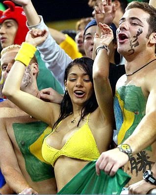 Fan nữ nhảy nhót lộ vòng 1, Marcelo đá phản lưới nhà? - ảnh 5