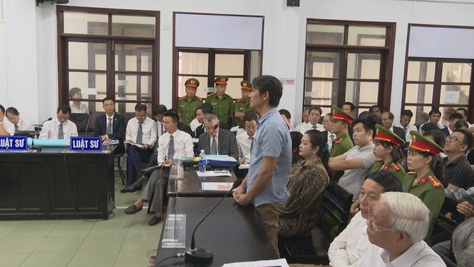 Xét xử luật sư Trần Vũ Hải, luật sư và nhà báo đều bị tịch thu hết điện thoại - ảnh 1