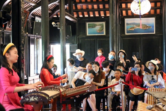 Cả hai vợ chồng du khách Trung Quốc từng đến du lịch Nha Trang đều nhiễm nCoV - ảnh 1