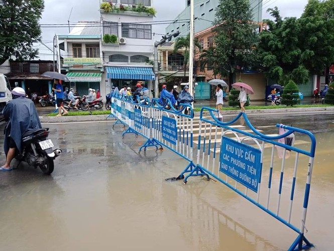 Nha Trang ngập nhiều nơi, dân tất tả canh lũ - ảnh 1